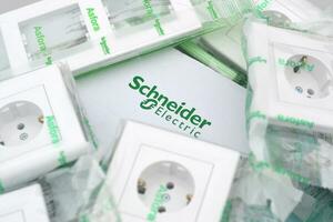 Schneider Electrics caja de enchufes eléctricos de plástico con enchufe estándar europeo. Schneider Electric es una empresa multinacional europea que proporciona energía foto