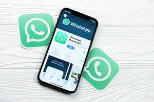 Jarkov, Ucrania - marzo 5, 2021 whatsapp icono y solicitud desde aplicación Tienda en iphone 12 Pro monitor pantalla en blanco mesa foto