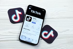 Jarkov, Ucrania - marzo 5, 2021 Tik Tok icono y solicitud desde aplicación Tienda en iphone 12 Pro monitor pantalla en blanco mesa foto