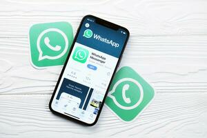 Jarkov, Ucrania - marzo 5, 2021 whatsapp icono y solicitud desde aplicación Tienda en iphone 12 Pro monitor pantalla en blanco mesa foto