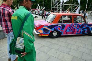 kharkov, ucrania - 27 de mayo de 2017 festival de arte callejero. un coche que fue pintado por maestros del arte callejero durante el festival. el resultado del trabajo de varios grafiteros. aerografía original foto