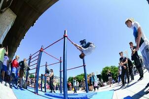 kharkiv, ucrania - 27 de mayo de 2018 espectáculo de entrenamiento callejero durante el festival anual de culturas callejeras foto