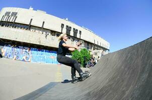 kharkiv, ucrania - 27 de mayo de 2018 patinaje sobre ruedas durante el festival anual de culturas callejeras foto