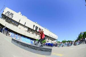 kharkiv, ucrania - 27 de mayo de 2018 patinaje sobre ruedas durante el festival anual de culturas callejeras foto