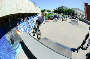 kharkiv, ucrania - 27 de mayo de 2018 ciclistas de bmx freestyle en un skatepark durante el festival anual de culturas callejeras foto