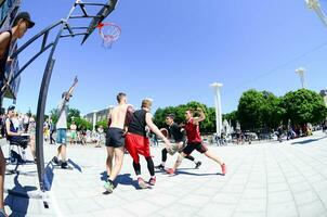 kharkiv, ucrania - 27 de mayo de 2018, los equipos deportivos juegan streetball al aire libre durante el festival anual de culturas callejeras foto