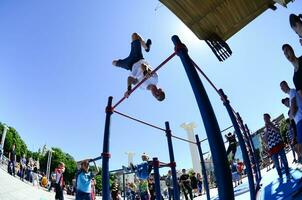 kharkiv, ucrania - 27 de mayo de 2018 espectáculo de entrenamiento callejero durante el festival anual de culturas callejeras foto