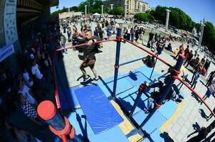 kharkiv, ucrania - 27 de mayo de 2018 espectáculo de entrenamiento callejero durante el festival anual de culturas callejeras foto