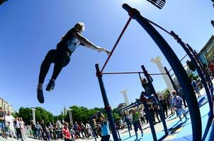 kharkiv, ucrania - 27 de mayo de 2018 espectáculo de entrenamiento callejero durante el festival anual de culturas callejeras foto