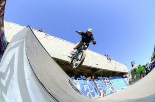 kharkiv, ucrania - 27 de mayo de 2018 ciclistas de bmx freestyle en un skatepark durante el festival anual de culturas callejeras foto