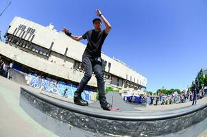 kharkiv, ucrania - 27 de mayo de 2018 patinaje sobre ruedas durante el festival anual de culturas callejeras foto