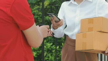 Aziatisch vrouw ontvangen Product van levering Mens Bij huis, jong eigenaar vrouw bestellen Product van smartphone sollicitatie, vrouw met online bedrijf of mkb concept. video