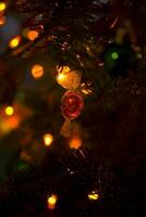 Bola navideña en árbol foto