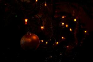 Bola navideña en árbol foto