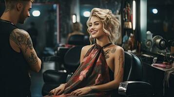 belleza salón, hembra peluquero haciendo peinado para joven mujer, morena modelo en pelo salón foto