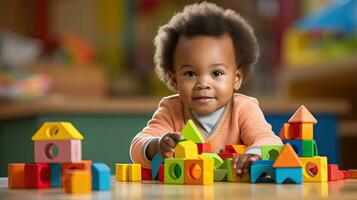 linda pequeño africano americano niño aprendizaje jugando con de madera bloques en el casa foto