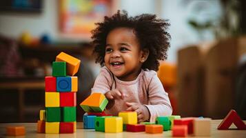 linda pequeño africano americano niño aprendizaje jugando con de madera bloques en el casa foto