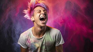 de cerca foto de un hermoso pelo multicolor hombre sonriente ampliamente, demostración apagado su Perfecto dientes. Rápido tu emociones en un brillantemente iluminado habitación el concepto de personas y felicidad