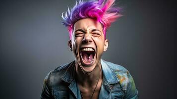 de cerca foto de un hermoso pelo multicolor hombre sonriente ampliamente, demostración apagado su Perfecto dientes. Rápido tu emociones en un brillantemente iluminado habitación el concepto de personas y felicidad