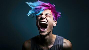 de cerca foto de un hermoso pelo multicolor hombre sonriente ampliamente, demostración apagado su Perfecto dientes. Rápido tu emociones en un brillantemente iluminado habitación el concepto de personas y felicidad