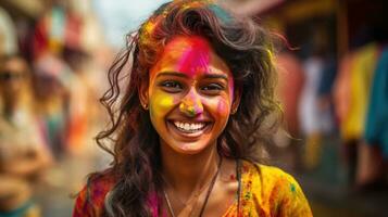 hermosa contento indio mujer celebra holi con de colores polvo o gulal. indio festival holi foto