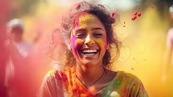 hermosa contento indio mujer celebra holi con de colores polvo o gulal. indio festival holi foto