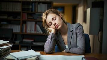 joven mujer caídas dormido a trabajo foto