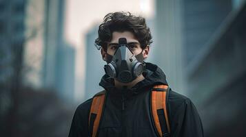 un joven hombre usa un n95 máscara a proteger en contra pm 2.5 polvo y aire contaminación. detrás allí son carros paso por y allí es un Delgado arroyo. foto