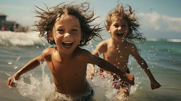 un grupo de niños fueron teniendo divertido jugando en el mar. foto