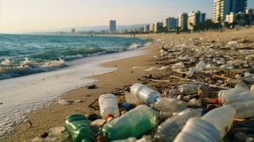 basura en el borde de un vacío y sucio el plastico botella grande ciudad playa ambiental contaminación ecológico problemas foto