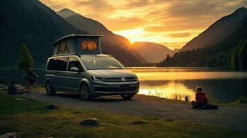 familia cámping coche Vamos en fiesta en un autocaravana, estacionado siguiente a el río, con el montañas detrás el puesta de sol. foto