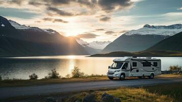 familia vacaciones viaje caravana, fiesta viaje en casa rodante, caravana coche vacaciones. hermosa naturaleza Noruega natural paisaje. foto