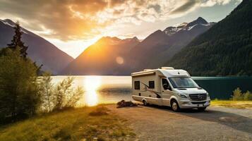 familia vacaciones viaje caravana, fiesta viaje en casa rodante, caravana coche vacaciones. hermosa naturaleza Noruega natural paisaje. foto