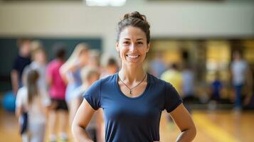 hembra físico educación profesor sostiene un sonriente gimnasio carpeta detrás su para estudiantes a ejercicio. foto