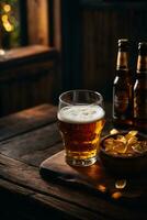 foto de vaso cerveza y meriendas con botella en fondo en bar