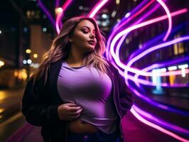 más Talla mujer caminando con confianza mediante el vibrante neón iluminado calles ai generativo foto