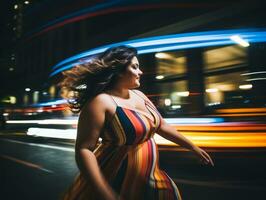 más Talla mujer caminando con confianza mediante el vibrante neón iluminado calles ai generativo foto