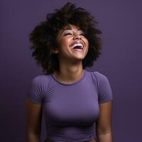 un mujer con un afro es riendo en un púrpura camisa generativo ai foto
