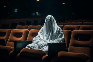 un persona en un fantasma disfraz sentado en un vacío teatro generativo ai foto