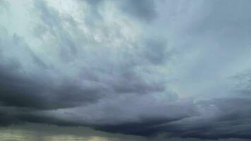 Zeit Ablauf. hoch Winkel Aussicht von schnell ziehen um dramatisch Wolken Über Luton Stadt von England Vereinigtes Königreich während Sonnenuntergang video