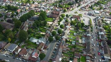 alto angolo metraggio di est luton città e Residenziale quartiere. il metraggio era catturato con di droni telecamera su agosto 13, 2023 video