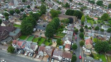 alto angolo metraggio di est luton città e Residenziale quartiere. il metraggio era catturato con di droni telecamera su agosto 13, 2023 video