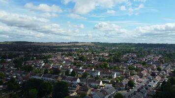 alto angolo metraggio di est luton città e Residenziale quartiere. il metraggio era catturato con di droni telecamera su agosto 13, 2023 video