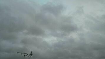 die meisten schön und Beste hoch Winkel Zeit Ablauf Aufnahmen von dramatisch bunt Himmel von über das Wolken. das schnell ziehen um Wolken während Sonne steigend früh im das Morgen Über Luton Stadt von England Vereinigtes Königreich video