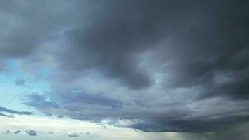 Zeit Ablauf. hoch Winkel Aussicht von schnell ziehen um dramatisch Wolken Über Luton Stadt von England Vereinigtes Königreich während Sonnenuntergang video