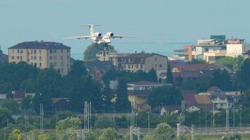 Mehrzweck Transport Flugzeug Landung beim Sotschi Flughafen. Zwilling Motor Jet Flugzeug uvp im bürgerlich Luftfahrt. Flugzeug ist fliegend video