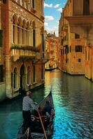 Venecia gondolero paseos turistas mediante el canales de Venecia. foto
