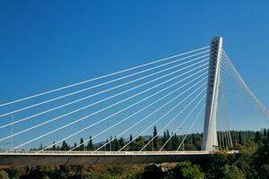 el milenio puente terminado el río moraca en Podgorica foto