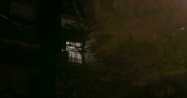 nuit pluie avec foudre, à l'extérieur vue de appartement maison avec fermé les fenêtres video