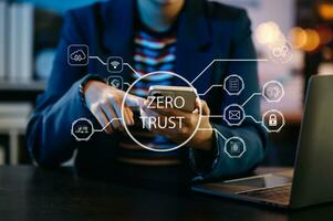 cero confiar seguridad concepto persona utilizando computadora y tableta con cero confiar icono en virtual pantalla de datos negocios.en oficina foto